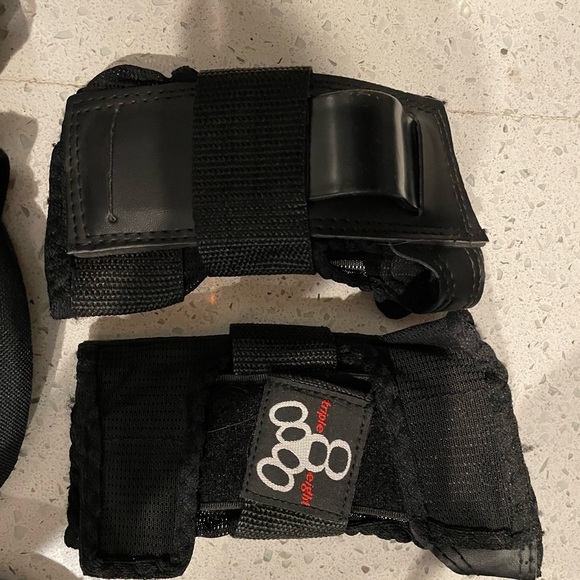 Triple Eight Saver Series Pad Set with Kneesavers, Elbowsavers and Wristsavers - Picture 4 of 4